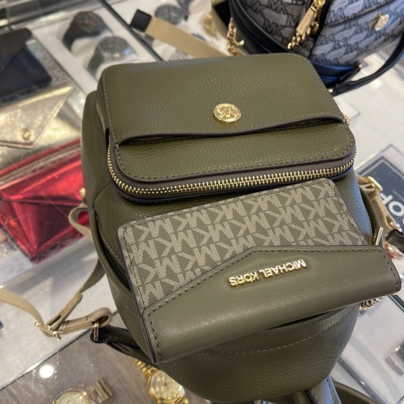 MICHAEL KORS
Maisie Extra-Small Pebbled Leather 2-in-1 Backpack
Olive 
NWT - Picture 9 of 16